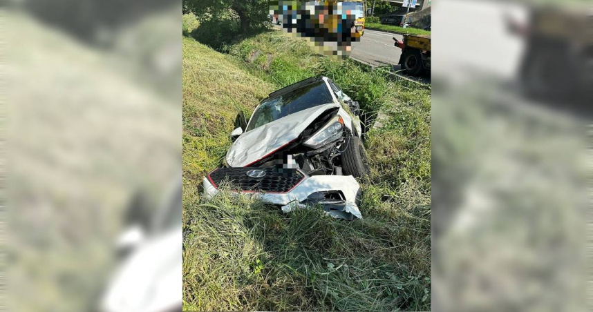 國道1號台中交流道匝道往沙鹿方向4日下午驚傳車禍，造成車上一家4口，有2人送醫。（圖／民眾提供）