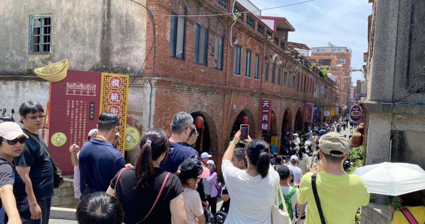 大陸「五一長假」結束，根據金門縣政府統計，5月1日起至5月5日止，持旅遊簽入境的旅客達7650人，其中自由行旅客占比約95.9％。（圖／金門縣政府）