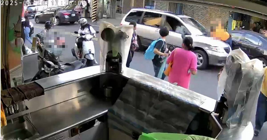 台南玉井2名外出運動的夫婦今（20）日傍晚在馬路上行走時，被從後方高速駛來的廂型車撞飛，造成1死1重傷。（圖／翻攝記者爆料網）