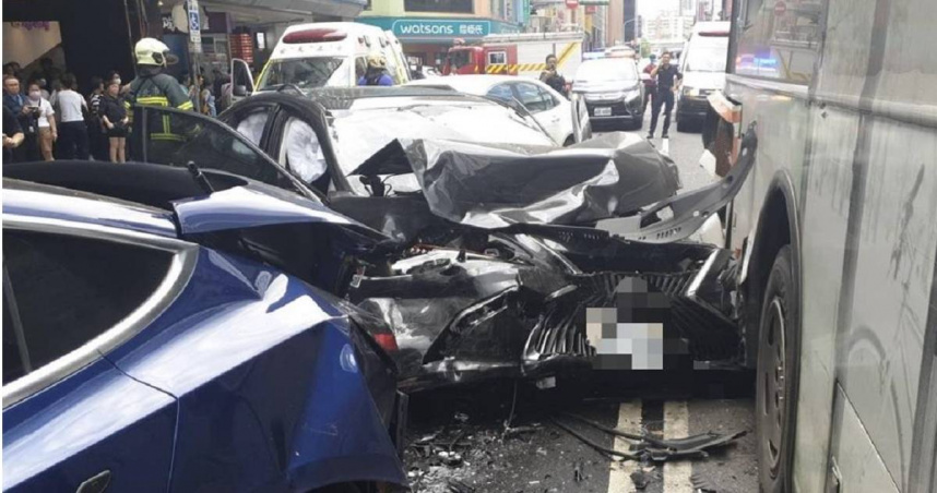 今（23）日下午，北市重慶南路再度發生高齡駕駛車輛暴衝事故，現場連同肇事駕駛在內共有8人送醫。院方稍早已出面說明肇事邱姓駕駛的病情。（圖／翻攝畫面）