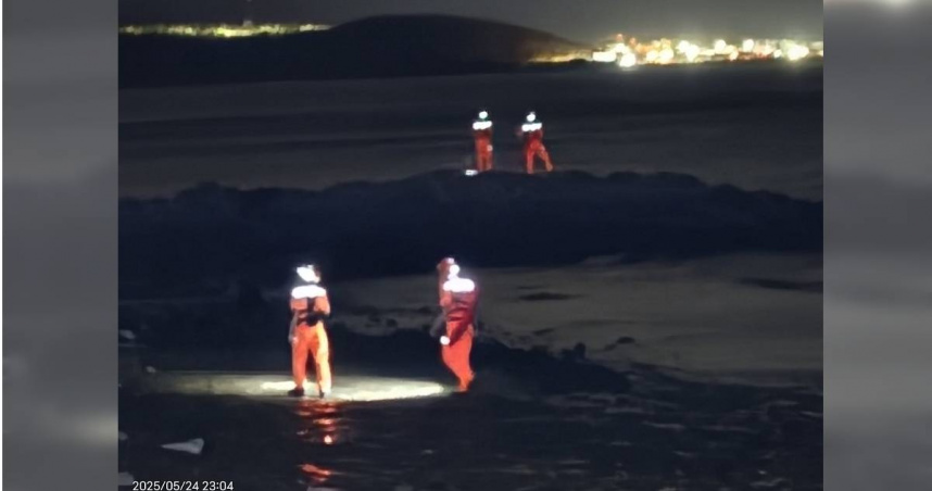 澎湖縣西嶼鄉59歲盧姓女子昨晚前往海邊夜照撿拾貝類後失聯，機車遺留岸邊。警消及岸巡單位徹夜搜救，惟海象惡劣增加搜救難度，至今仍未尋獲失蹤者。（圖／翻攝澎湖日報）