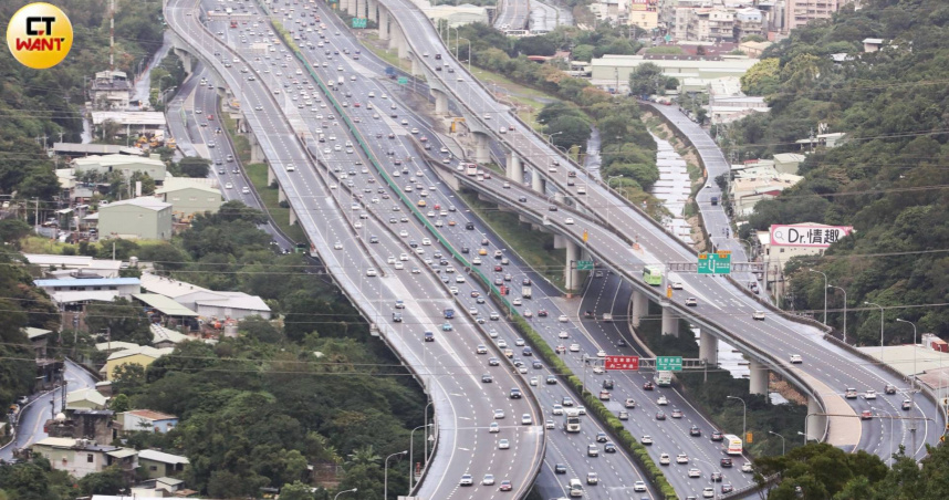 今日端午連假開始，國道將湧現大量車潮。（圖／趙文彬攝）