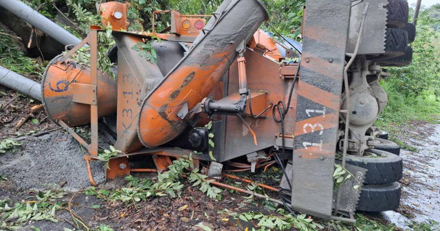 台南今日市區、山區均有降雨，在路面濕滑下，1輛行經白河區關嶺里崁頂福安宮往六溪產業道路的預拌混凝土車，不慎輾到石頭而翻覆。（圖／翻攝畫面）