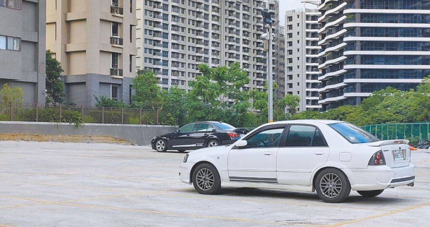 新北市淡水區濱海路一段一處私地違規經營停車場日前遭新北市交通局裁罰並勒令封場，停車場內現仍有多輛車輛停放。（圖／民眾提供／中國時報張鎧乙新北傳真）