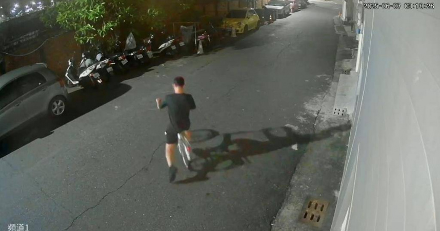 當地住戶監視器拍下劉男行竊後離去身影。（圖／民眾提供）