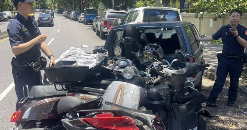 士林轎車突撞上1輛機車後,竟失控詭偏撞倒停放的12部汽機車,造成2人受傷送醫。(圖/翻攝畫面)