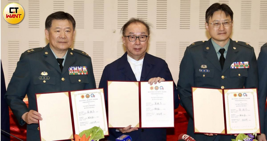 國防部軍醫局暨國防醫學院與廣達產官學合作，廣達董事長林百里出席。（圖／方萬民攝）