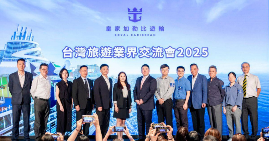 皇家加勒比台灣特約旅行社授權經銷儀式（左起：百威旅行社、可樂旅遊、雄獅旅行社、鳳凰旅行社、東南旅行社、皇家加勒比國際遊輪香港區高級業務發展經理鄧凱儀小姐、皇家加勒比國際遊輪香港區董事總經理馮啟聰先生、喜泰旅行社、山富旅行社、大登旅行社、易遊網、極緻旅行社及凱旋旅行社）（圖／皇家加勒比郵輪提供）