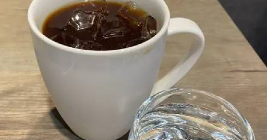 網友指控台北市知名咖啡店「TWO SHOTS」開封店因顧客索取一杯溫水，當場遭店內老闆娘怒斥並羞辱。（圖／翻攝Dcard）