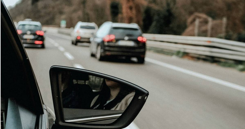 駕駛在高速公路行駛時，應提高警覺，注意後方來車狀況。（示意圖／翻攝自unsplash）
