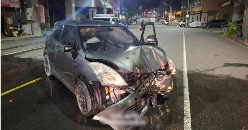 高雄市楠梓區加宏路上23日凌晨1時許發生轎車自撞電線桿起火事故。（圖／翻攝畫面）