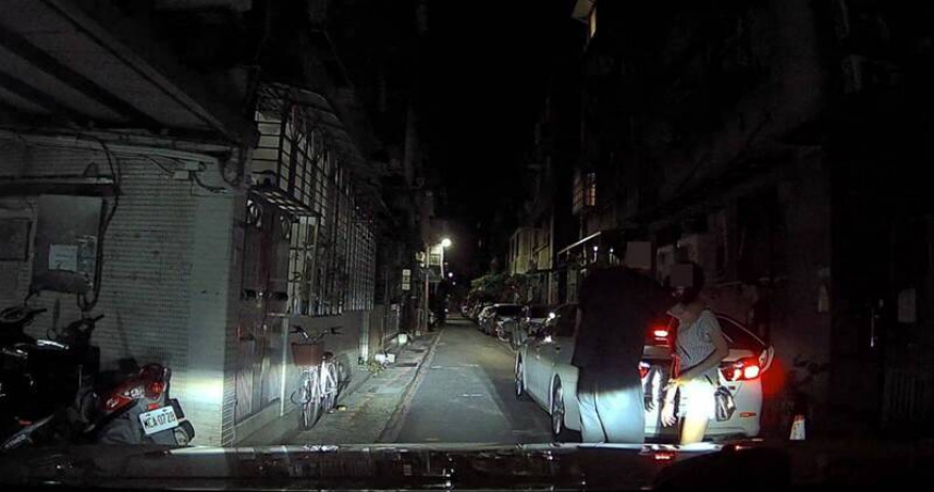 29日晚間，一名黃姓女子疑似被3名男子強拉上車，但經警方調查後發現只是情侶吵架。（圖／翻攝畫面）