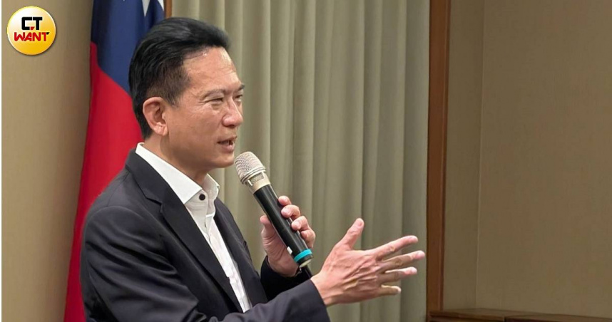 立委林俊憲說，國民黨一再延長立法院會期，讓人質疑是為了罷免連署造假案有國民黨的立委牽扯在內。（圖／甯其遠攝）