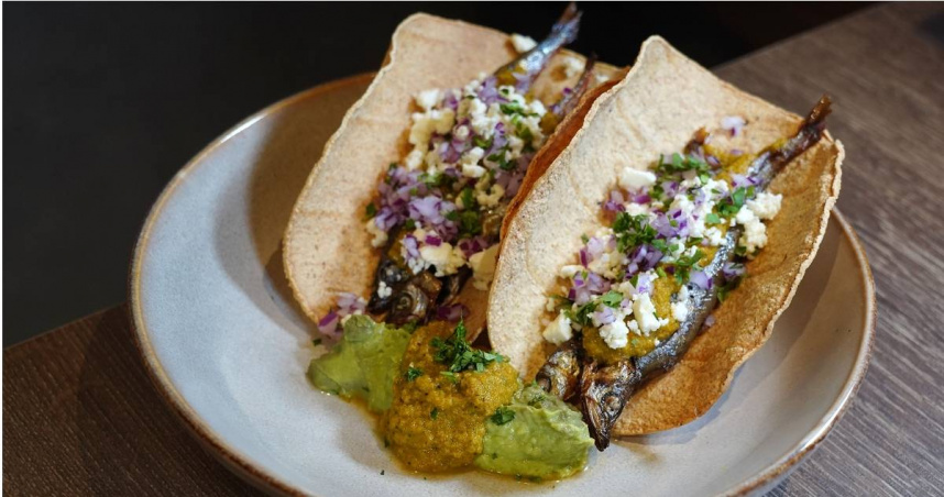 每日主食材不同的「海鮮塔可」，採訪當日品嘗到的是酥香抱卵的柳葉魚，在舌尖留下濃郁直擊的酸辣風味。（250元，圖／魏妤靜攝）