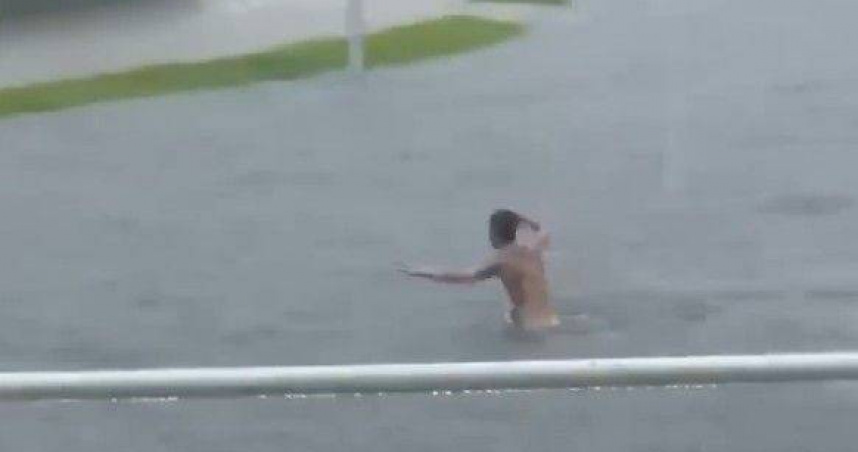 彰化男竟裸泳滯洪池還爬籃框鬧事（ 圖／翻攝畫面）