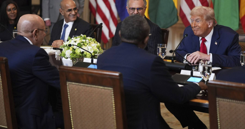 川普在白宮與西非多國領袖會面，席間脫口誇讚賴比瑞亞總統波阿凱英文好，引發外界議論。（圖／達志／美聯社）