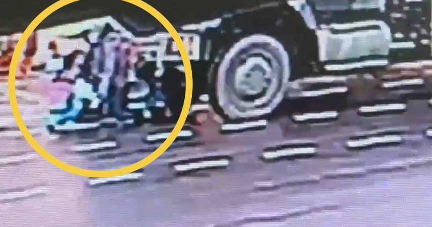 十軍團軍用卡車行經竹山鎮集山路三段與大明路口，撞上前方機車騎士。（圖／翻攝畫面）