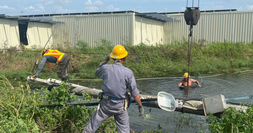 立委蔡易餘指出，許多搶修人員每日工時超過10小時，佔搶修人力高達半數的外包廠商員工，在體力與精神上都承受巨大壓力。（圖／蔡易餘提供）