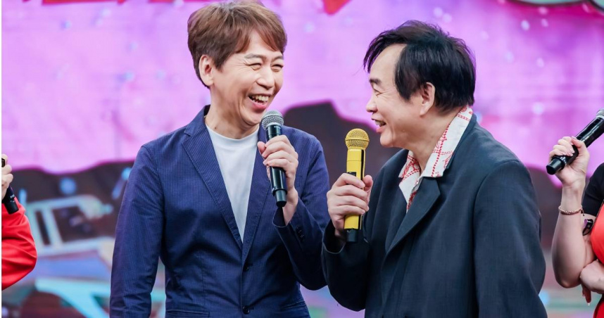 洪敬堯（左）忙於江蕙演唱會，抽空上節目擔任評審。（圖／中視提供）