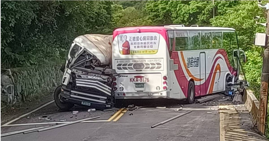 快訊／萬里國光客運跟砂石車碰撞　1OHCA、2重傷