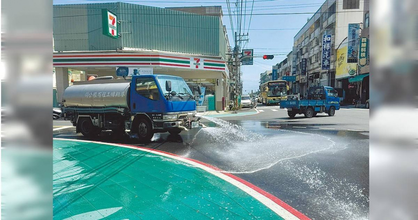 家燕過境棲息在電線上，馬路被滴滿排泄物，潮州鎮公所加強清洗。（圖／潮州鎮公所提供／中國時報羅琦文屏東傳真）