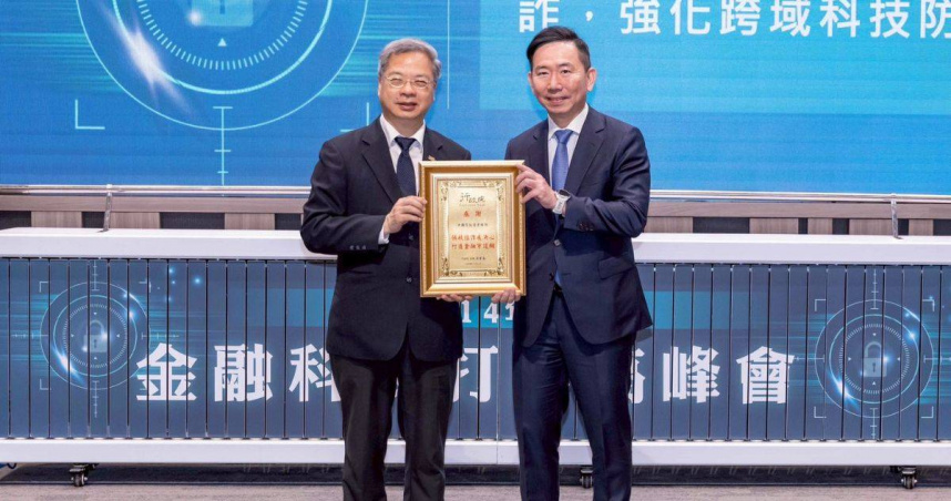 行政院秘書長龔明鑫（左）親自頒發「積極投入防詐之金融機構」獎項，表揚中信銀行積極打詐成效，由中信銀行總經理楊銘祥（右）代表受獎。（圖片提供／中信銀行）