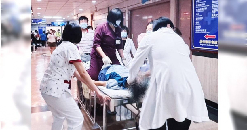 屏東李姓男子26日至屏東醫院就診，不料竟在候診區突然喪失意識，所幸當下有醫護人員立即啟動急救機制，12分鐘後平安救回。（圖／屏東醫院提供）