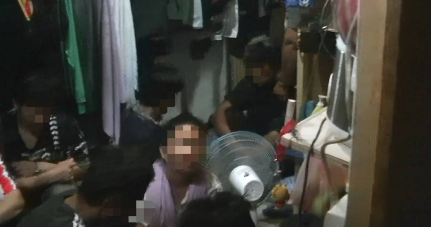 移民署專勤隊逮獲游姓女子夫妻檔非法仲介泰人來台打黑工，其所提供宿舍簡陋，移工甚至只能坐著睡。（圖／翻攝畫面）