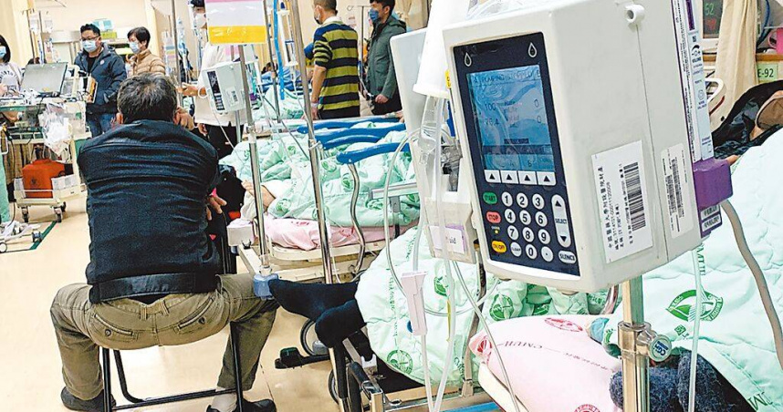 為緩解急診壅塞狀況，衛福部擬比照日本推動「假日急症中心（UCC）」，專收檢傷分類4～5級的輕症患者，促進民眾分流就醫。（圖／本報資料照片）