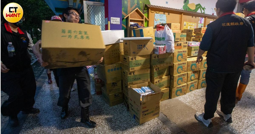花蓮光復鄉遭受水災重創，各界發揮愛心希望幫助民眾度過難關，大量物資湧入收容所，縣警局則提醒大眾小心詐騙。（圖／黃耀徵攝）