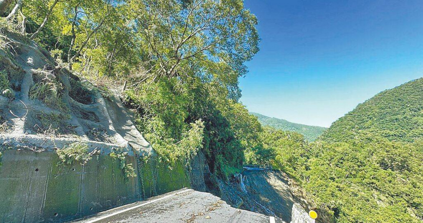 颱風樺加沙挾帶豪雨釀災，台20線南橫公路新武路段路基坍方，公路局積極搶通。（圖／公路局提供／中國時報蔡旻妤台東傳真）
