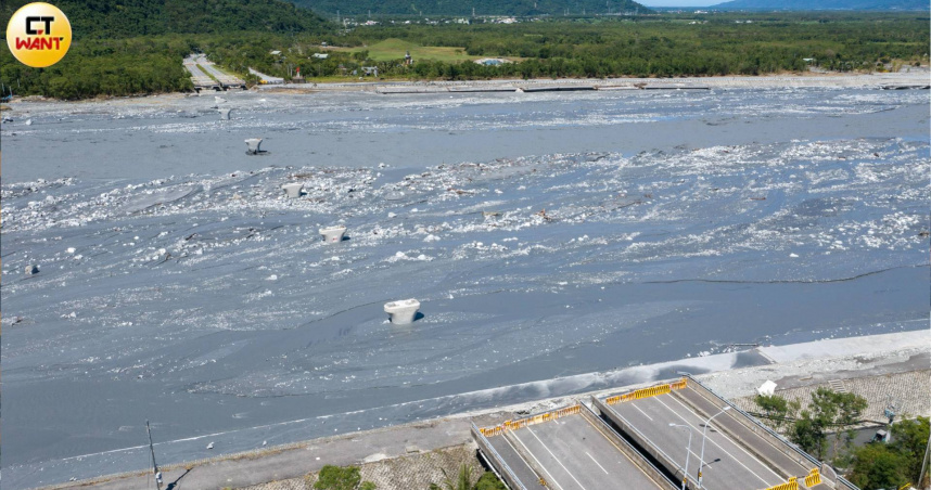 遭洪水沖斷的馬太鞍橋。（圖／黃耀徵攝）