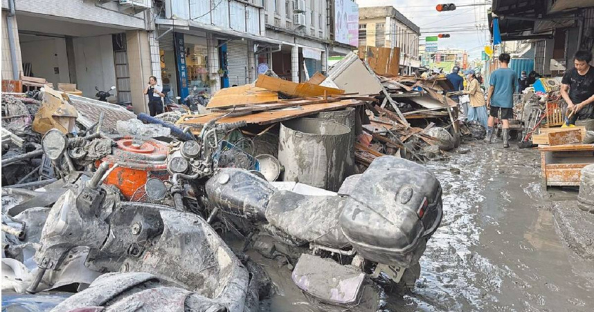 馬太鞍溪堰塞湖溢流重創光復鄉，機車泡在淤泥中，街道更堆滿待清運的廢棄家具及木材。（圖／中國時報記者王志偉攝）