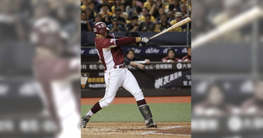 樂天桃猿林立首局首打席開轟後，3局上又率先擊出一壘安打。（圖／中國時報陳君瑋攝）