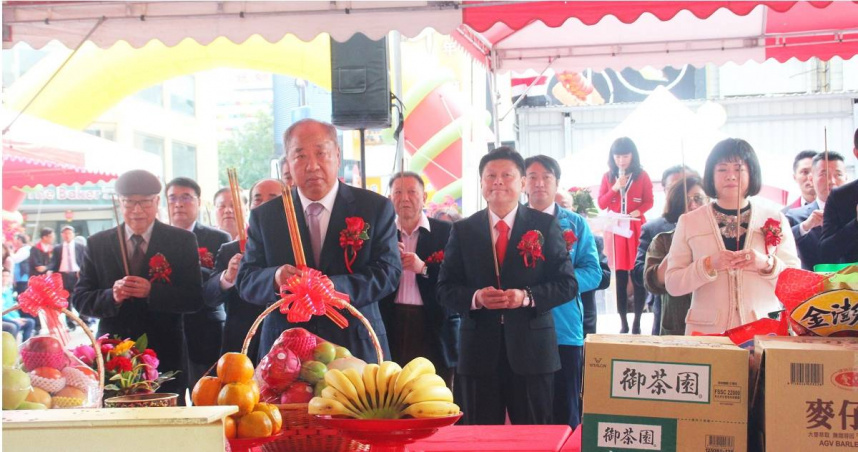 圖為潔西艾美上樑典禮照，最前方為王任生，中間為時任花蓮縣長傅崐萁，右方白衣者為王筱卿。（圖／報系資料庫）