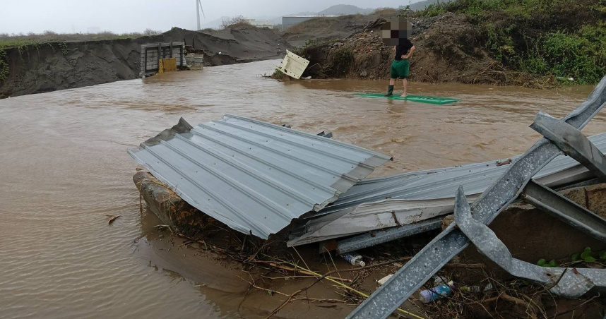 郵差受困溪流卡在車頂，警消即刻救援無人傷亡。（圖／翻攝畫面）