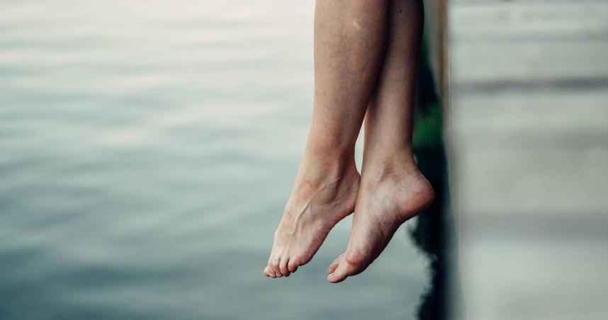 警方在案發後封鎖博斯科姆海濱步道周邊，展開地毯式搜查，陸續找到更多受害者肢體。（示意圖／Pixabay）