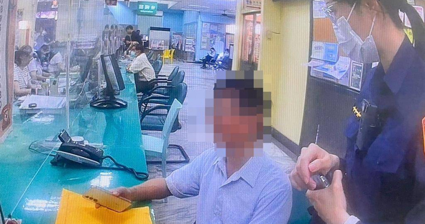 黃姓男子遭到投資詐騙，拿著地籍資料到地政事務所要進行設定抵押，被地政人員與警方及時攔阻。（民眾提供／郭良傑台南傳真）