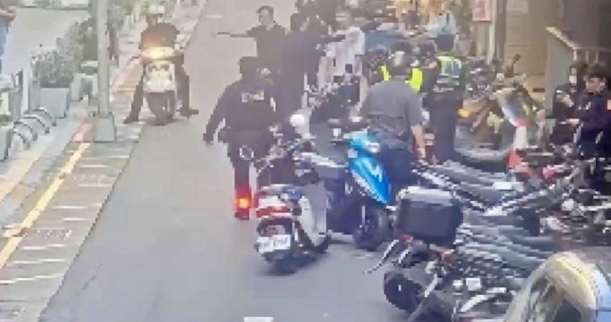 台北市林森北路、農安街口發生街頭鬥毆事件，兩派人馬因債務糾紛持刀互砍，警方逮捕7人。(圖／翻攝畫面)