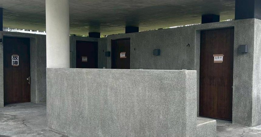 台東舊站特區廁所日前全被貼上故障。（圖／台東縣議員黃治維提供）