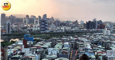 去年實施第七波打炒房後，房市買氣急凍，甚至有建商倒閉，房地產稅收也大幅銳減逾2成。（圖／林榮芳攝）