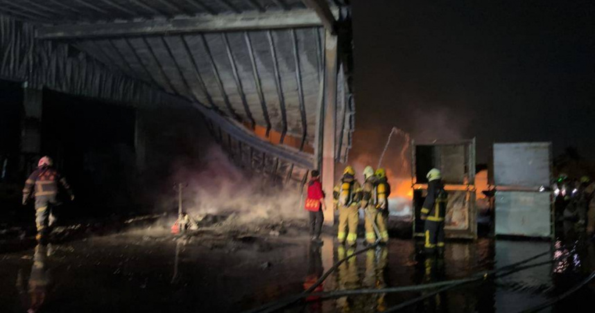 台南市南區明興路一處工廠火警現場濃煙密布，消防車與人員進駐灌救。（圖／報系資料照）