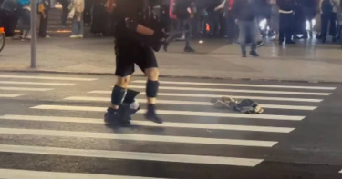 台北一男持刀對路人隨機攻擊。（圖／翻攝畫面）