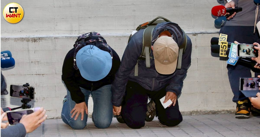 張文雙親23日下跪道歉。（圖／方萬民攝）