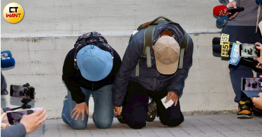 張文雙親23日下跪道歉。（圖／方萬民攝）