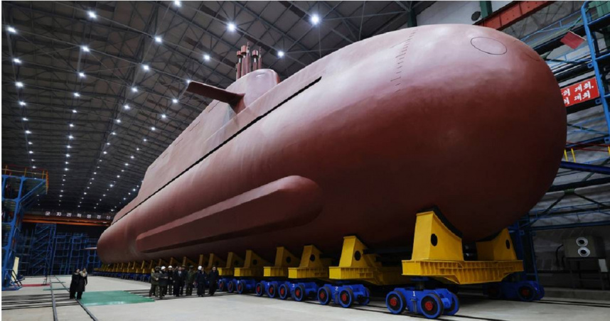 金正恩視察了正在建造1艘排水量約8,700噸、能夠發射地對空飛彈之核動力潛艦的造船廠。（圖／達志／美聯社）