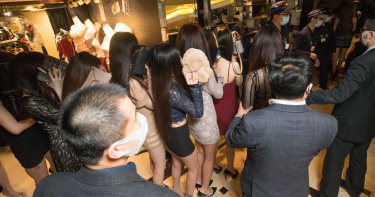 小姐淋酒滾地黏鈔票!招待所「螢火蟲、人肉滑水道」無下限玩法 名嘴解密