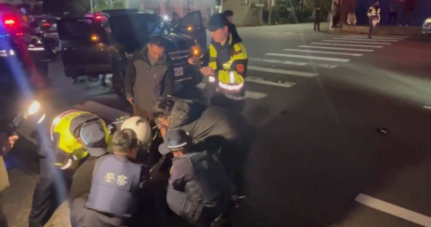 翁姓男子毒駕、揮刀還襲警，13日晚間被移送地檢署時仍口出狂言，自稱是「唯一有肉體的神」。（圖／翻攝畫面）