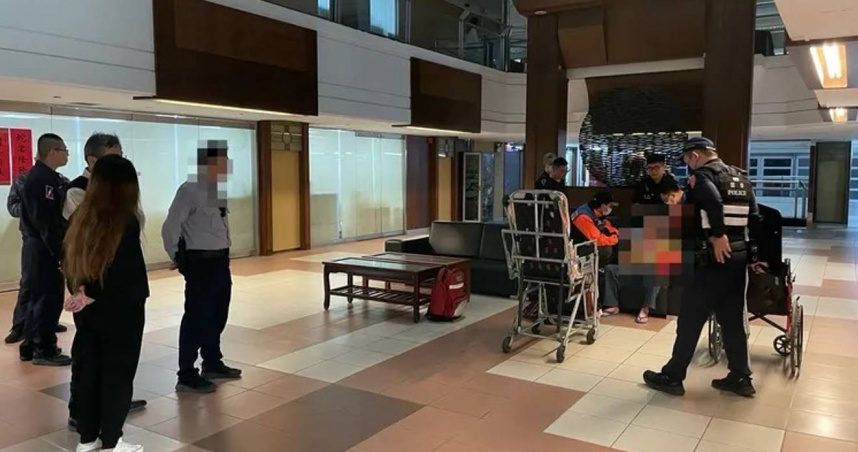 台南市府發生自傷案，張姓男子持刀攻擊自己，現已被緊急送醫。（圖／民眾提供）