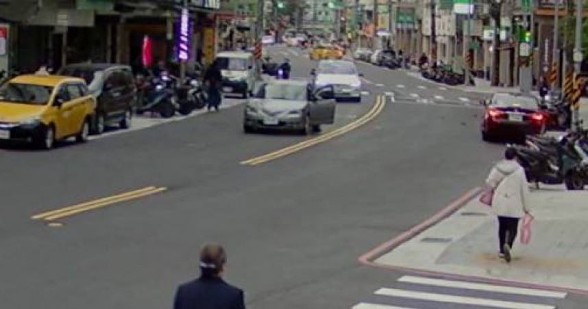 土城旅館男失控情緒炸裂天降熱水壺砸車街頭驚魂錄。（圖 ／翻攝畫面）